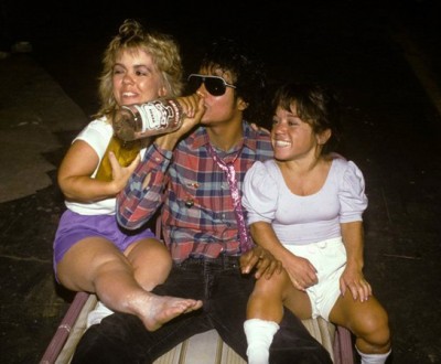 michael-jackson-drinking-with-midgets.jpg